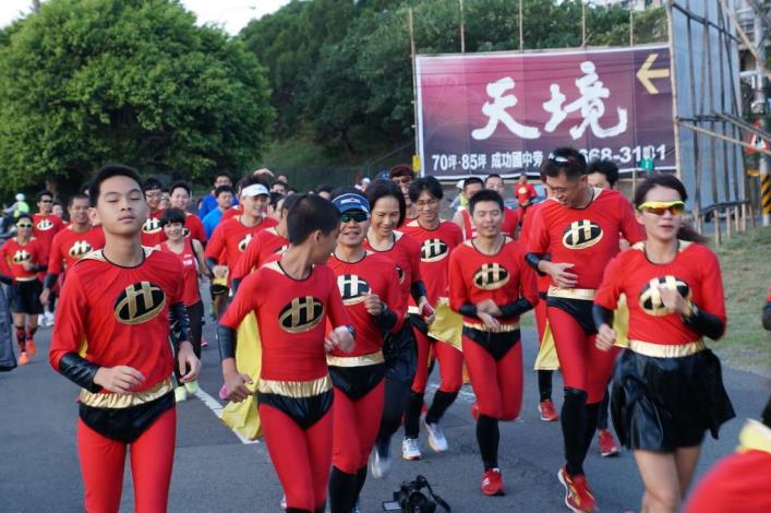 超級英雄現身光明路 百位超人為雙十國慶漫跑暖身